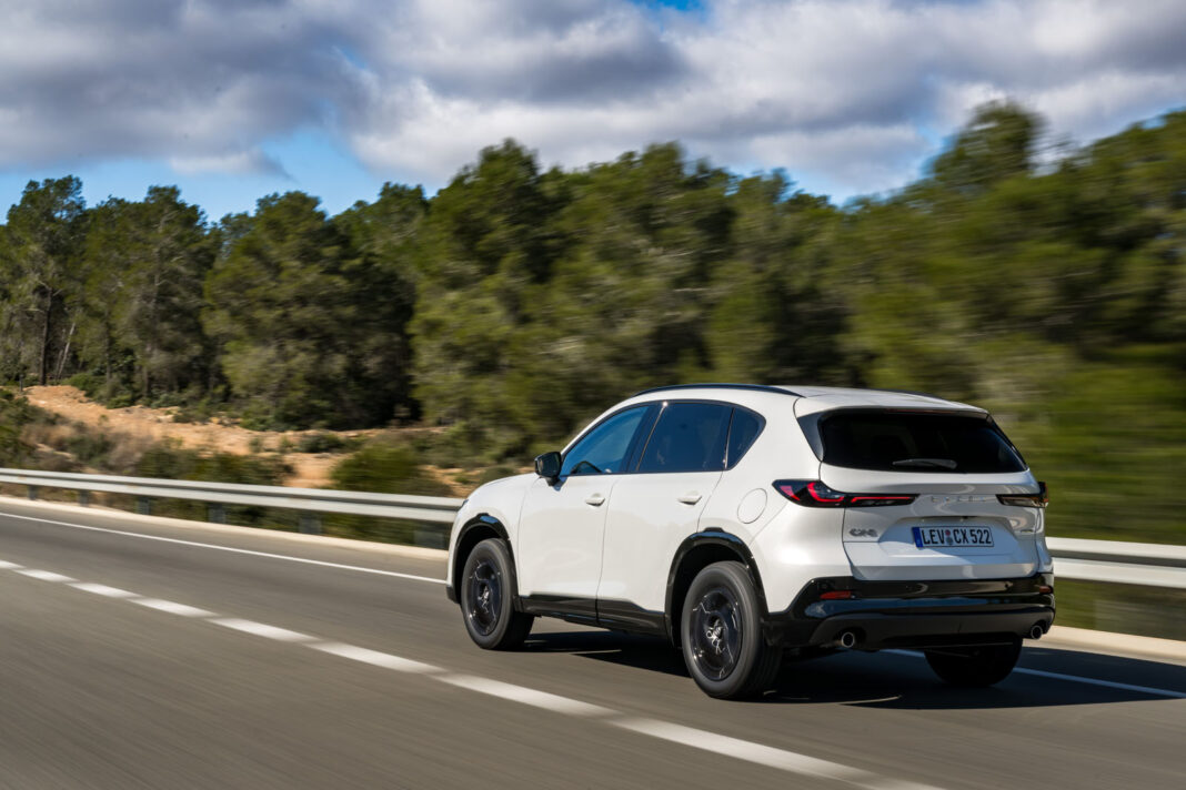006 CX-5 2.5 e-Skyactiv G FWD, Homura, Rhodium White, Black Leather, dynamic Test Mazda CX-5 2,5 e-Skyactiv G