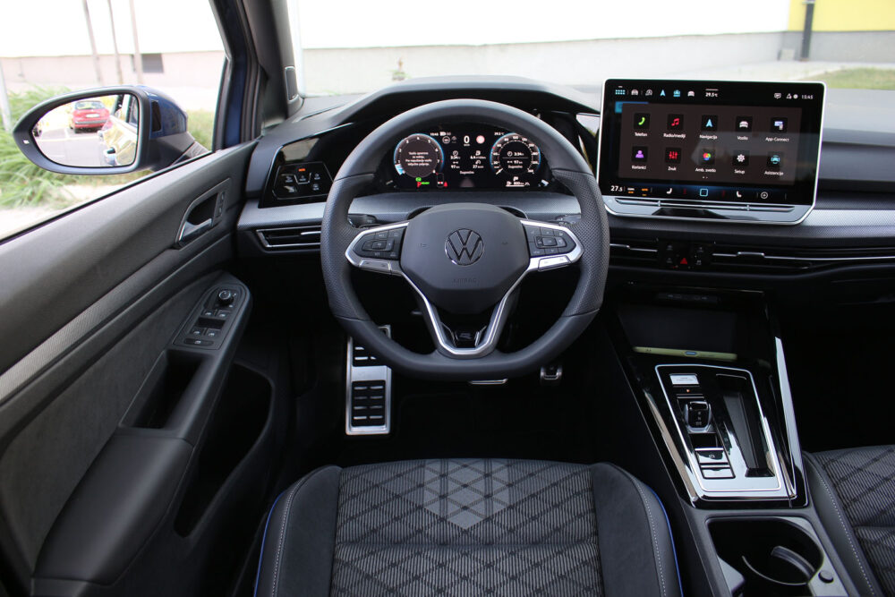 Auto magazin Srbija TEST Volkswagen Golf 1,5 eTSI R-Line DSG